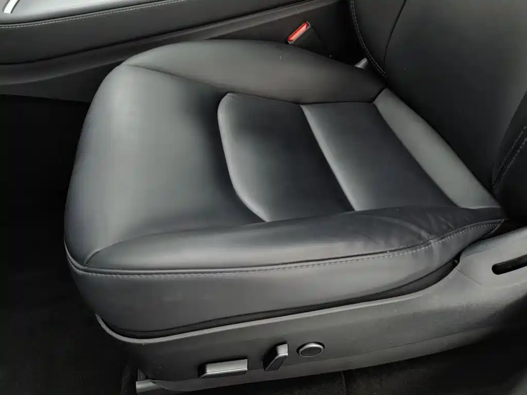 Tesla Model Y — миниатюра 20
