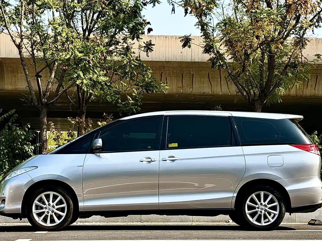 Toyota Previa — миниатюра 3