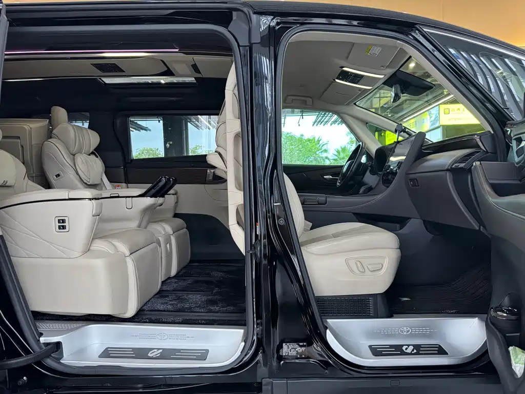 Toyota Alphard — миниатюра 5
