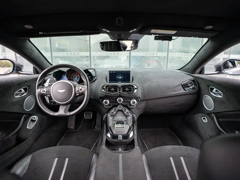 ASTON MARTIN V8 VANTAGE