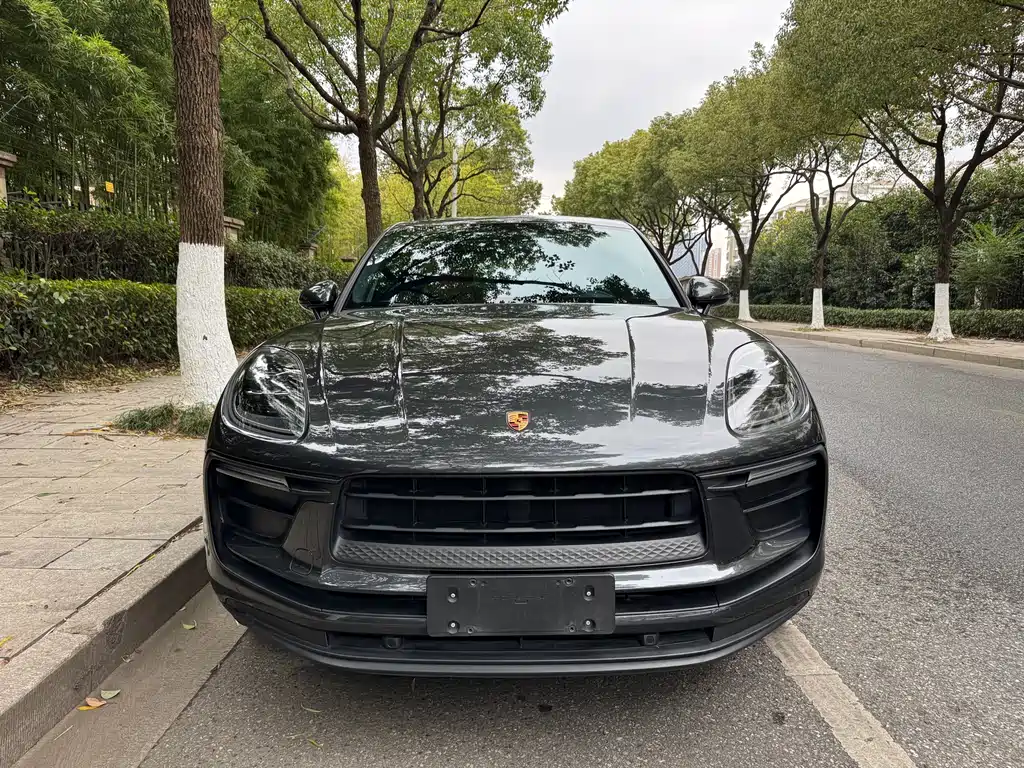PORSCHE MACAN