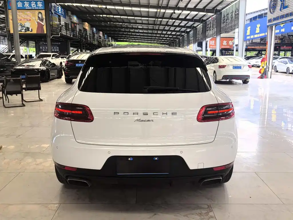 PORSCHE MACAN