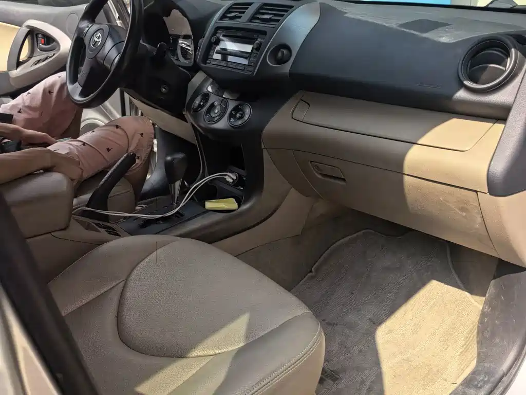 Toyota RAV4 — миниатюра 6