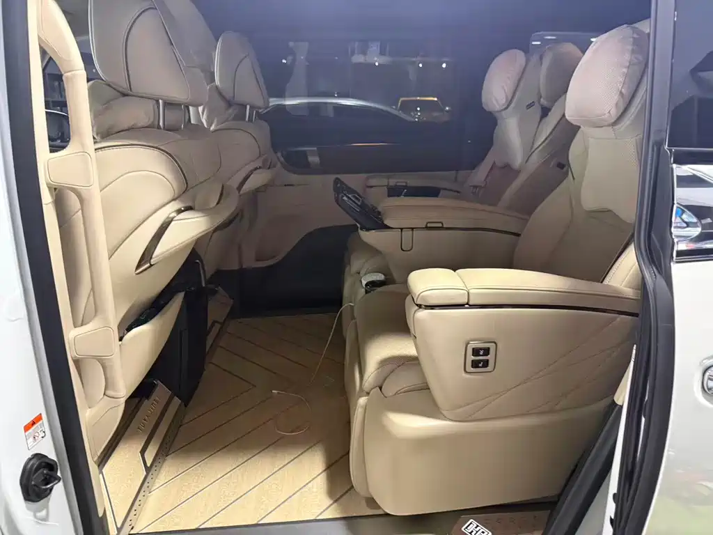 Toyota Alphard — миниатюра 6