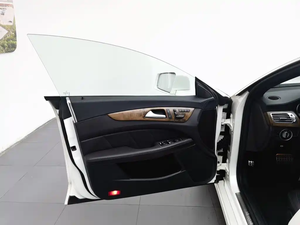 Mercedes-Benz CLS — миниатюра 8