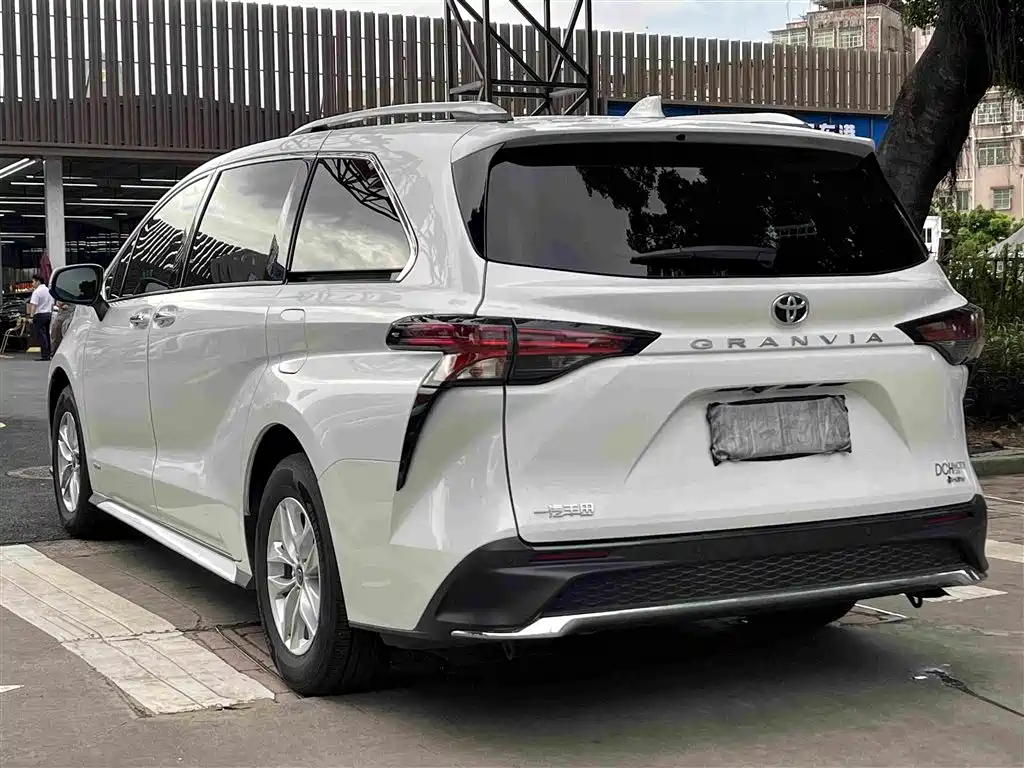 Toyota Granvia — миниатюра 7