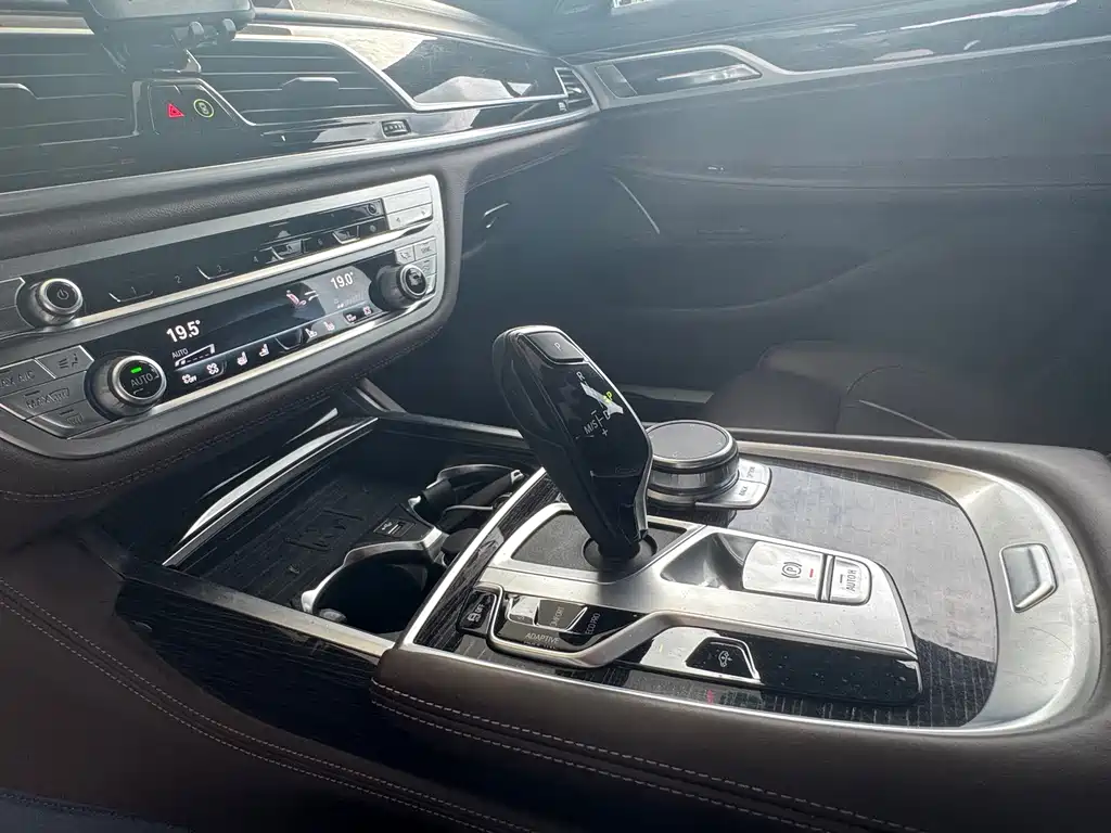 BMW 7 Series — миниатюра 14