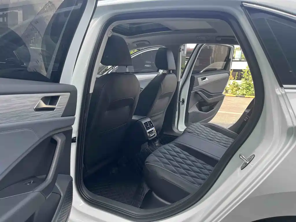 Volkswagen Sagitar 2025 300TSI DSG