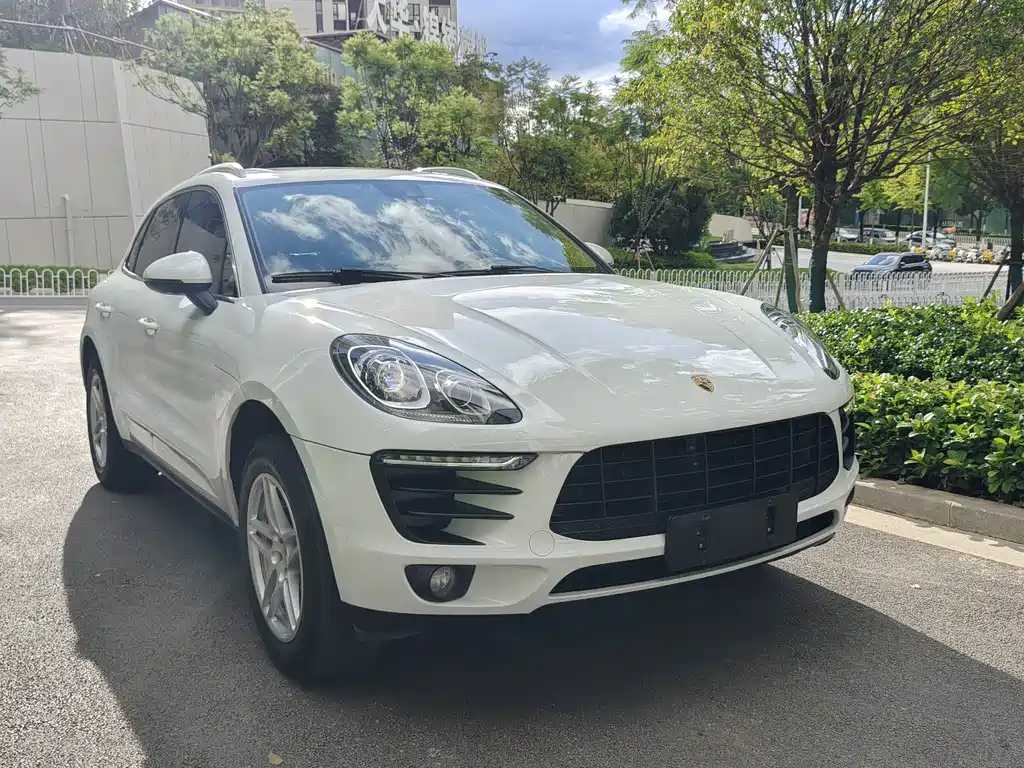 PORSCHE MACAN