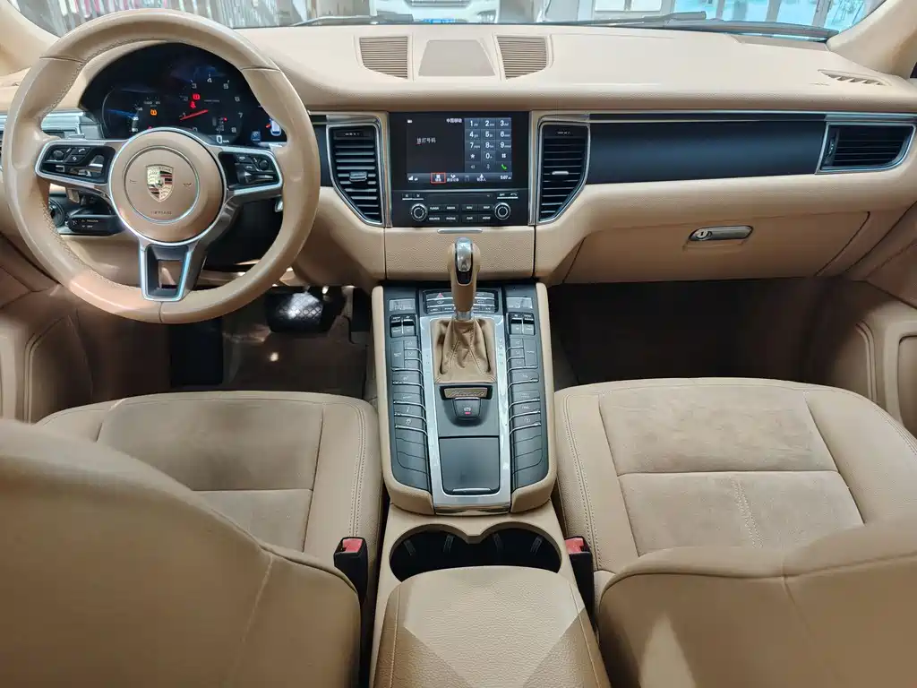 PORSCHE MACAN