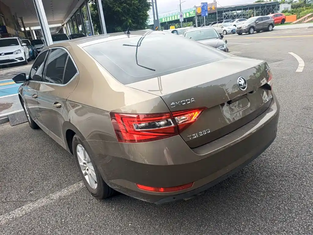 Skoda Superb — миниатюра 5