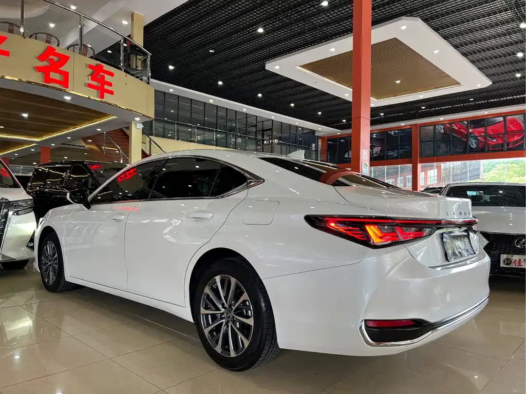 Lexus ES — миниатюра 6