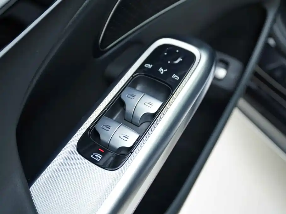 Mercedes-Benz E-Class — миниатюра 9
