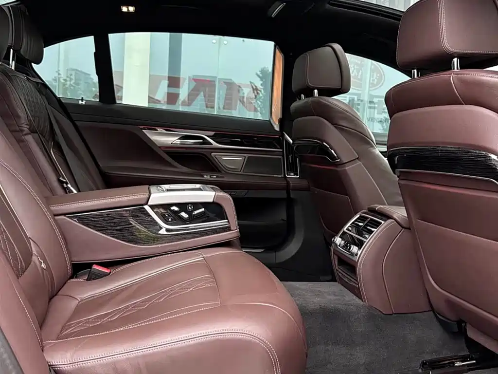 BMW 7 Series — миниатюра 8