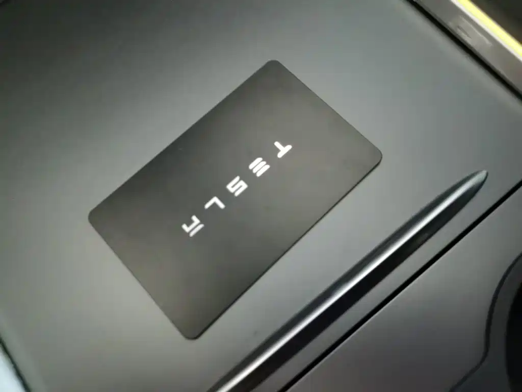 Tesla Model Y — миниатюра 9