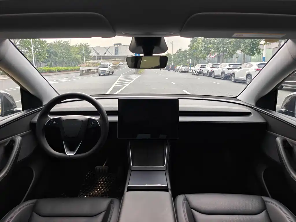 Tesla Model Y — миниатюра 11