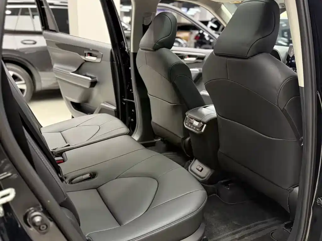 Toyota Highlander 2023 2.5L Luxury 7 мест
