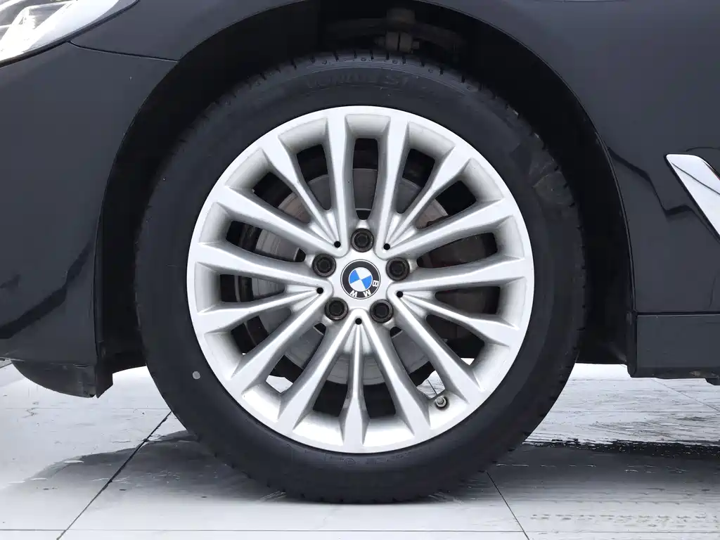 BMW 5 Series — миниатюра 19