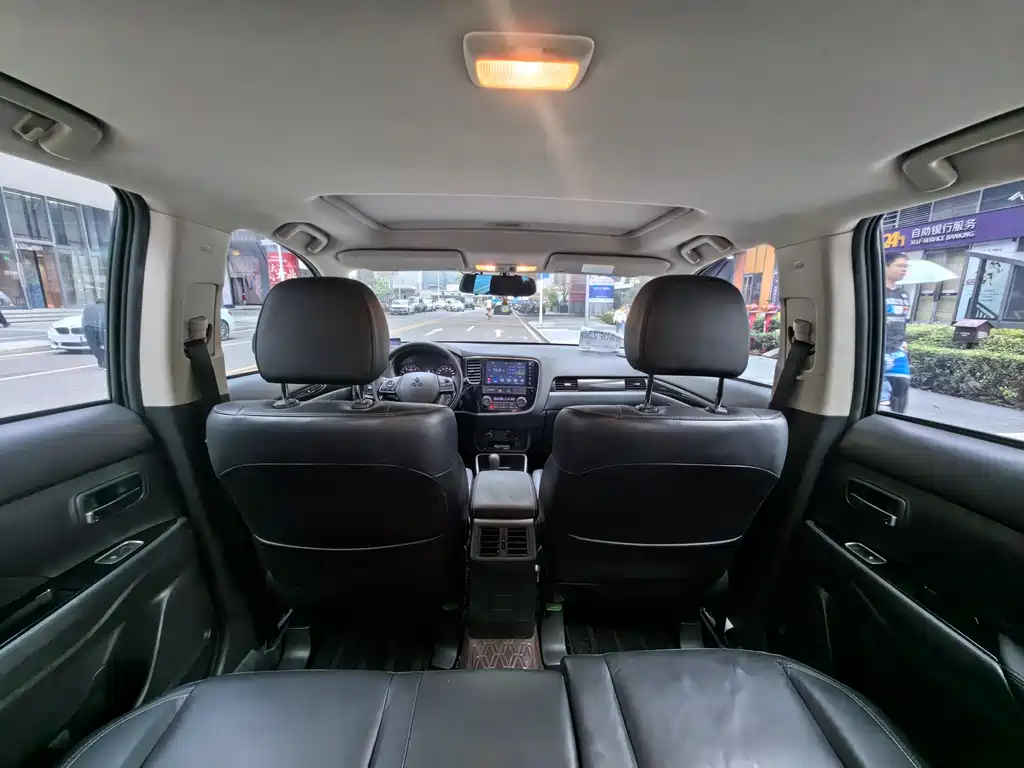 MITSUBISHI OUTLANDER