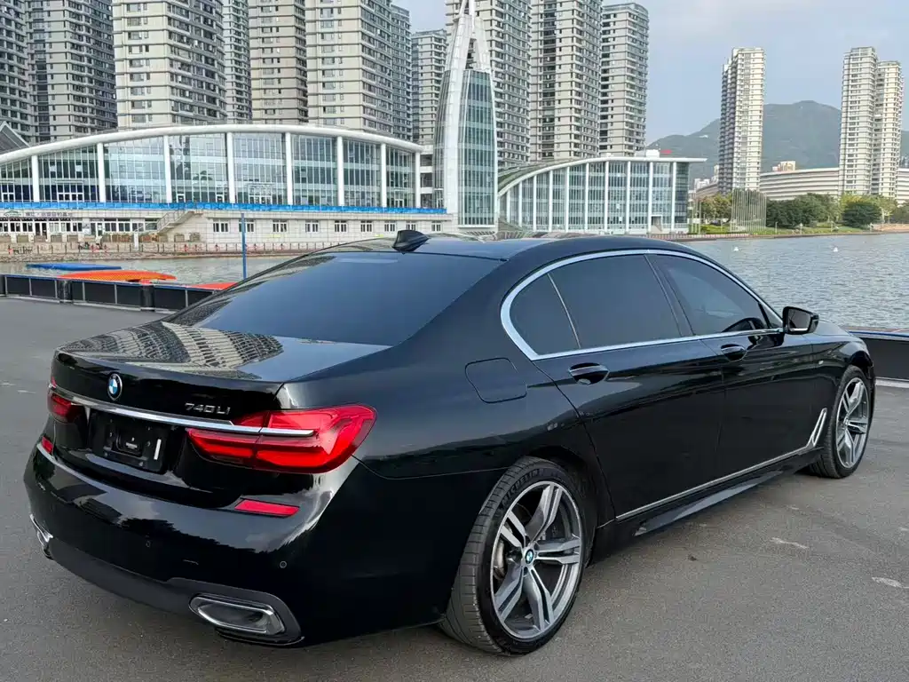BMW 7 Series — миниатюра 7