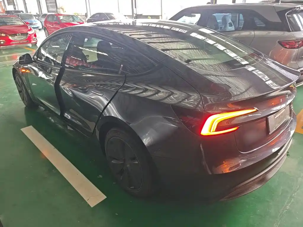 Tesla Model 3 — миниатюра 5
