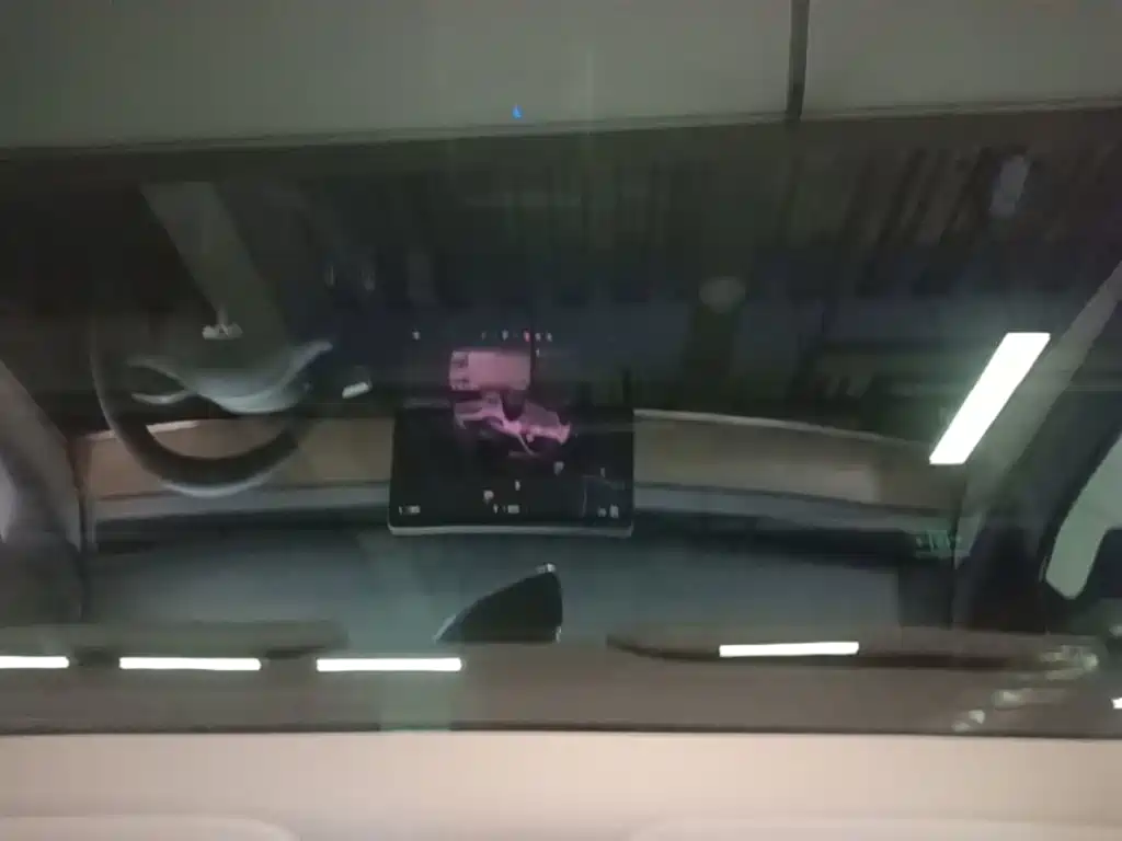 Tesla Model Y — миниатюра 18