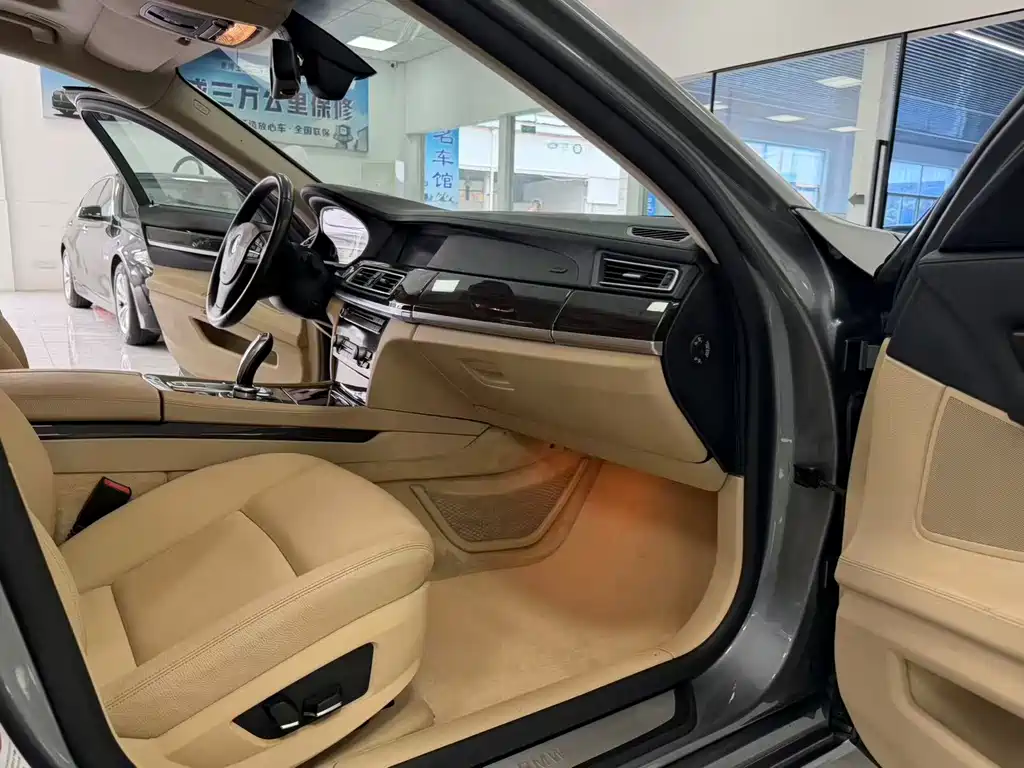 BMW 7 Series — миниатюра 12