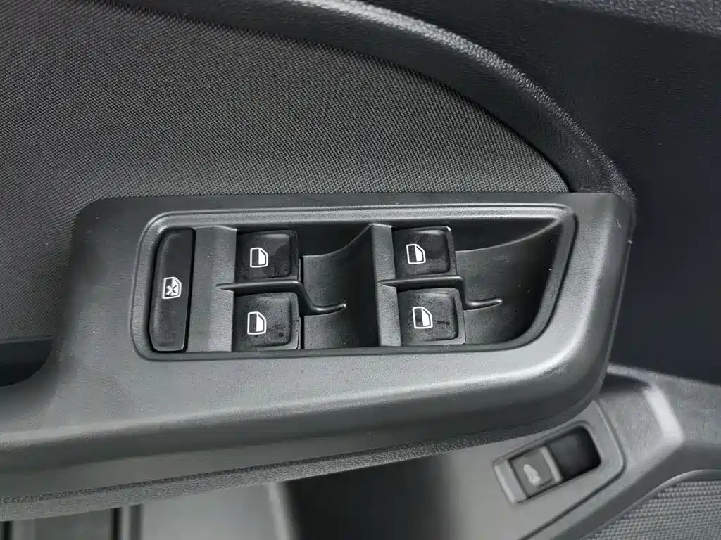 Volkswagen Lavida 2015 1.6L MT