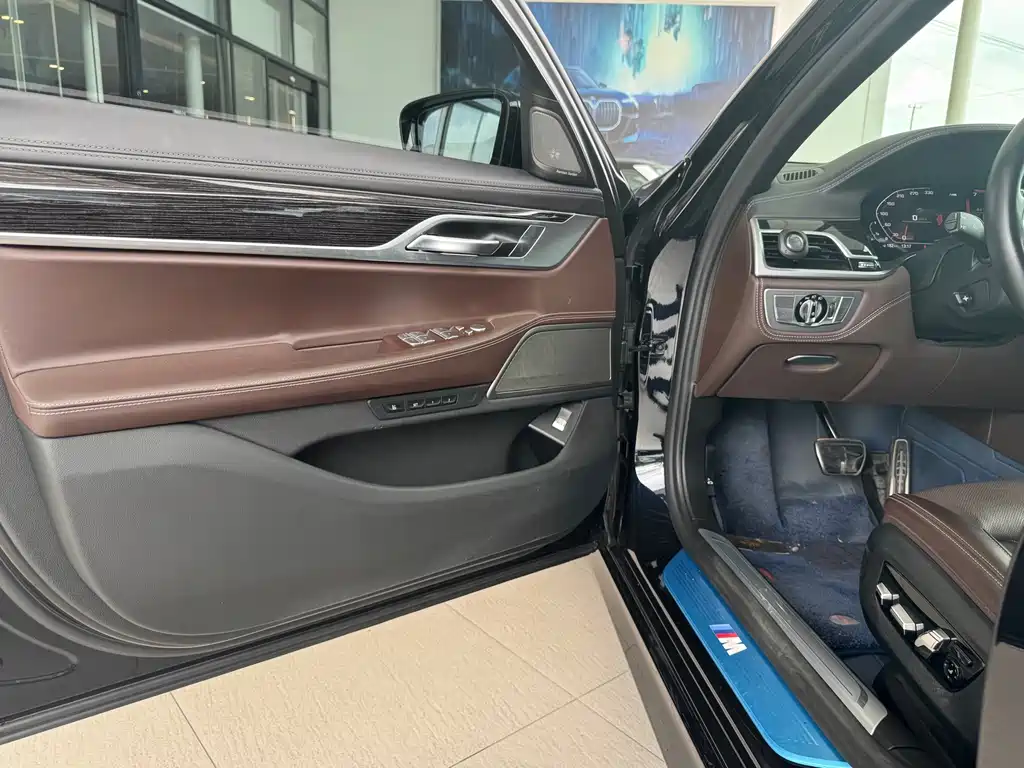 BMW 7 Series — миниатюра 17