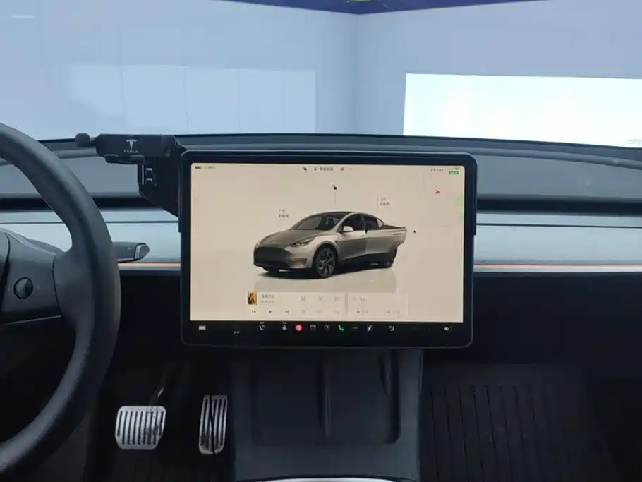 Tesla Model Y — миниатюра 13