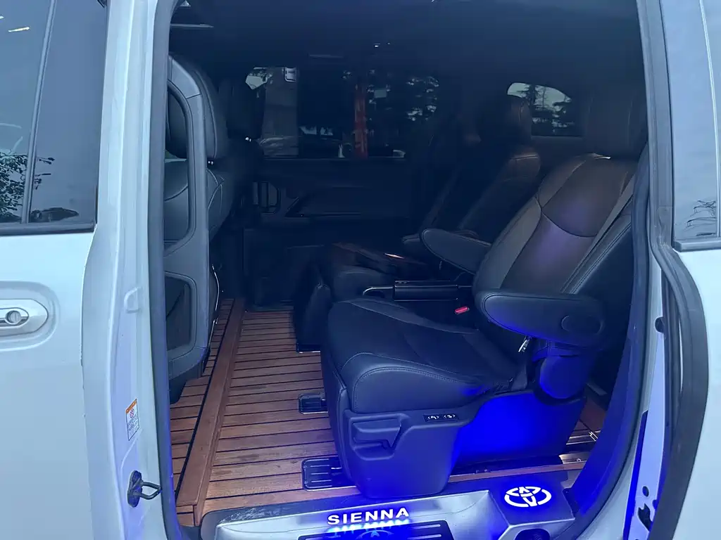 Toyota Sienna — миниатюра 6