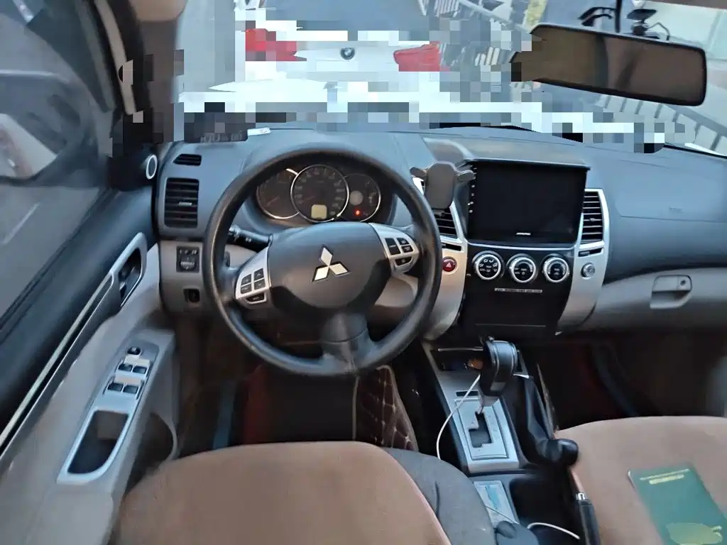 Mitsubishi Pajero Sport — миниатюра 11