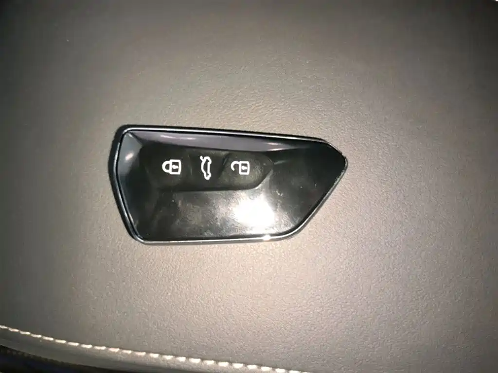 Volkswagen Golf 2025 300TSI R-Line
