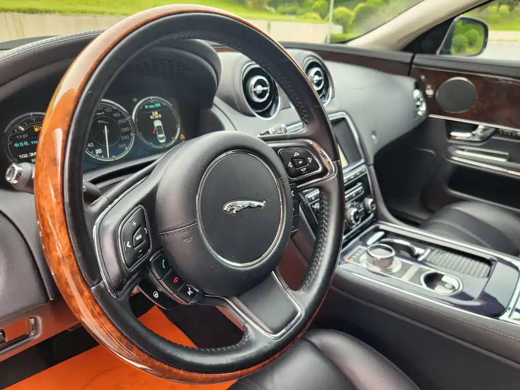 Jaguar XJ — миниатюра 12
