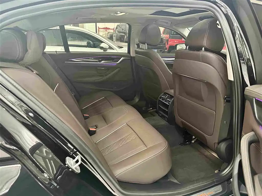 BMW 5 Series — миниатюра 17