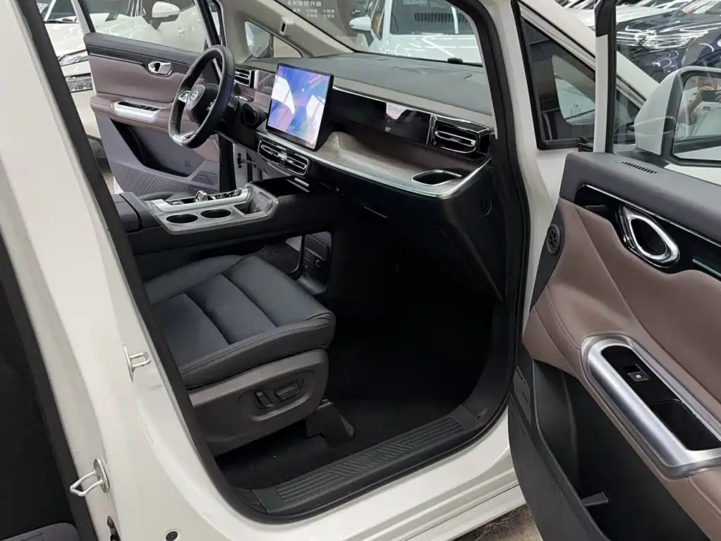 GAC Motor Trumpchi E8 PHEV — миниатюра 19