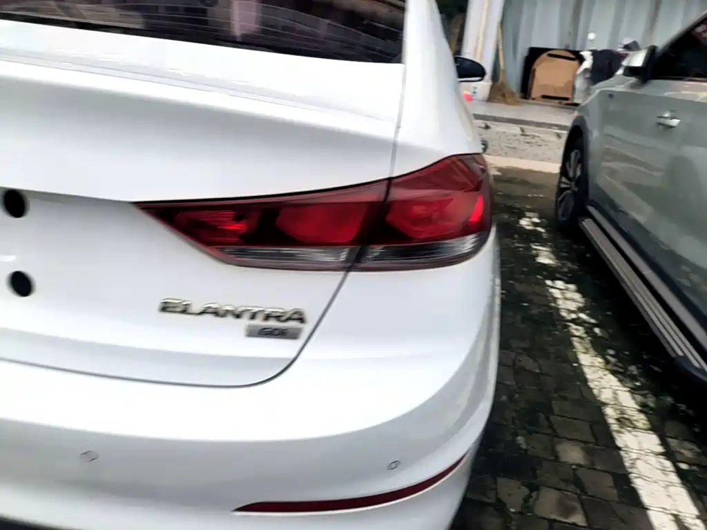 Hyundai Elantra — миниатюра 8