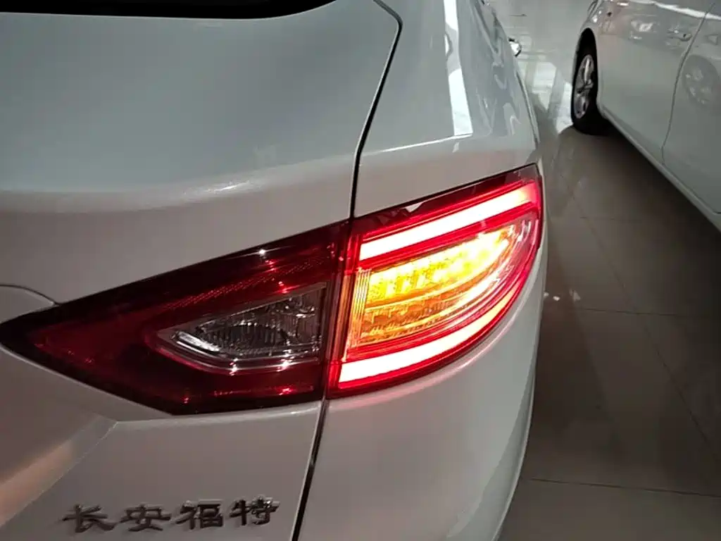 Ford Mondeo — миниатюра 8