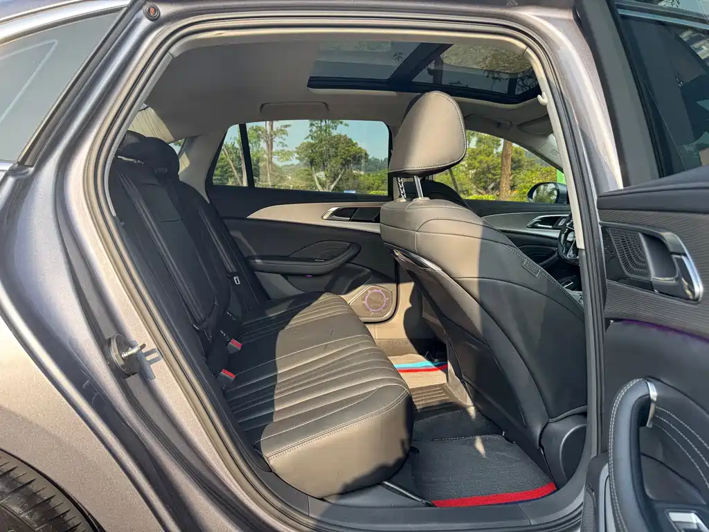 Hongqi Hongqi H5 — миниатюра 13