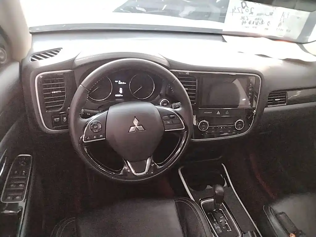 Mitsubishi Outlander — миниатюра 10