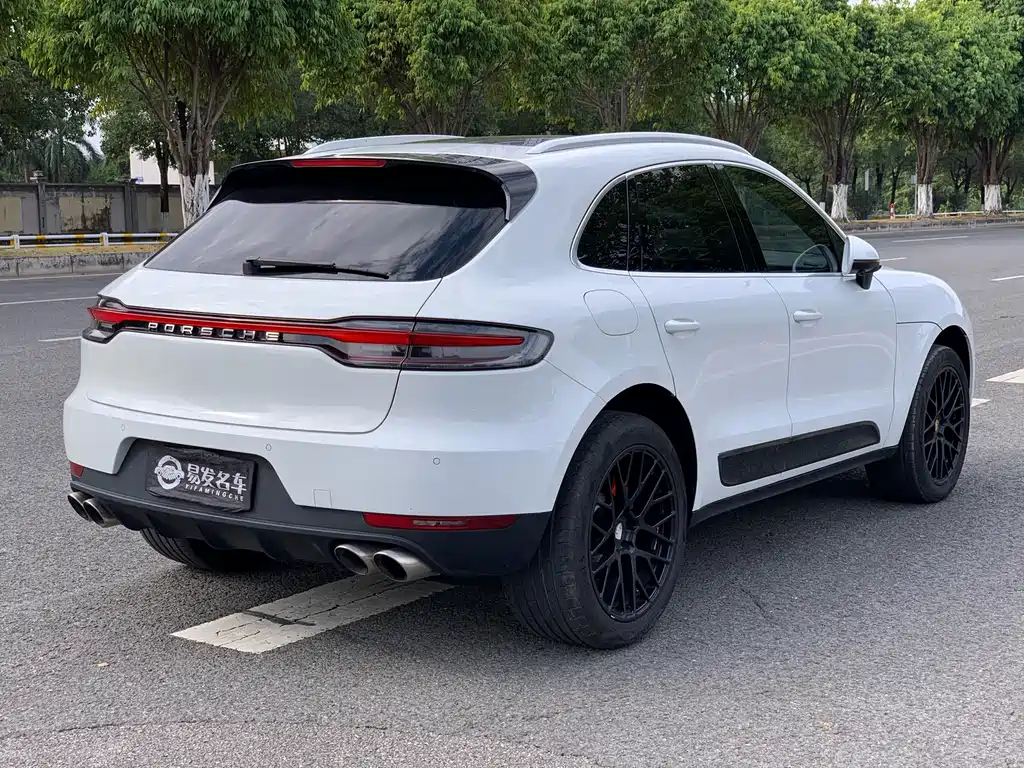PORSCHE MACAN