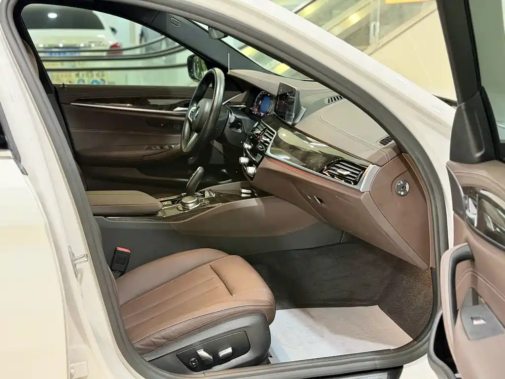 BMW 5 Series — миниатюра 5