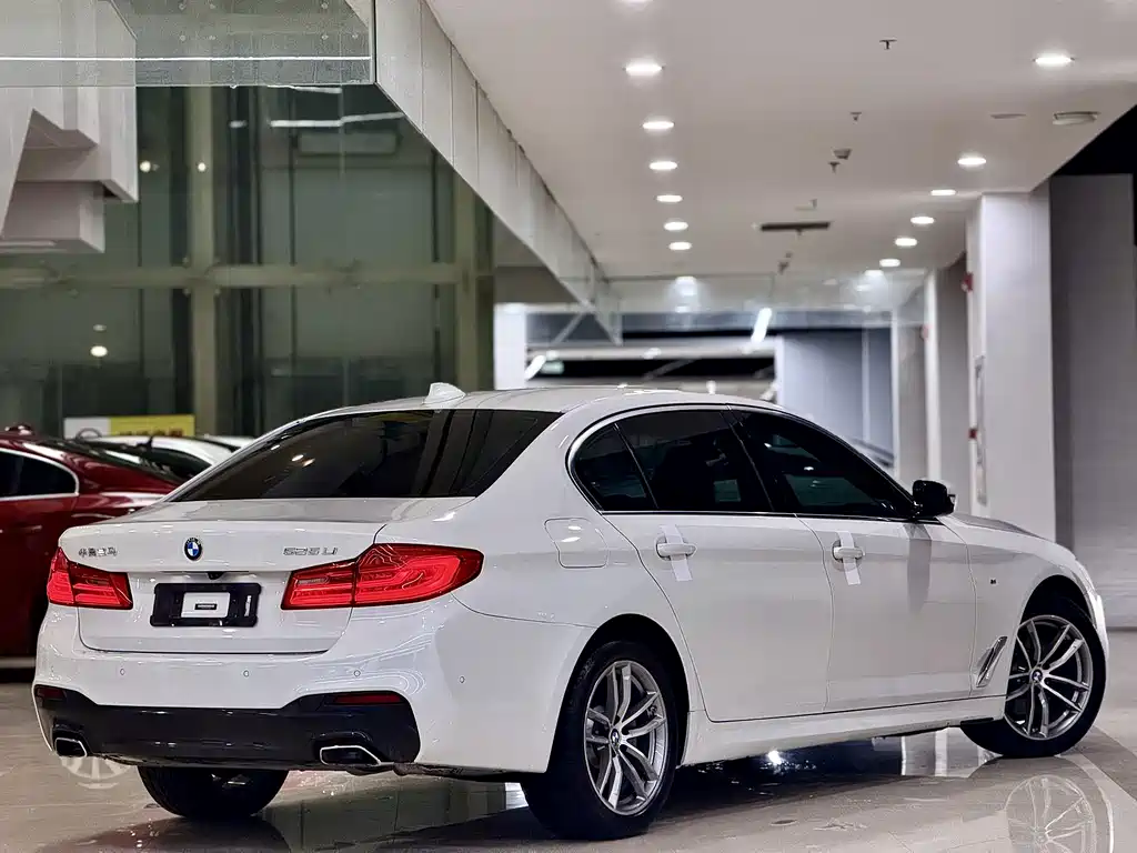 BMW 5 Series — миниатюра 11