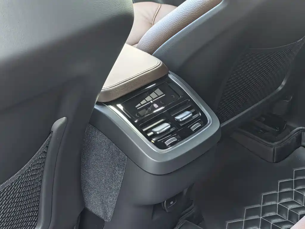 Volvo XC90 — миниатюра 9