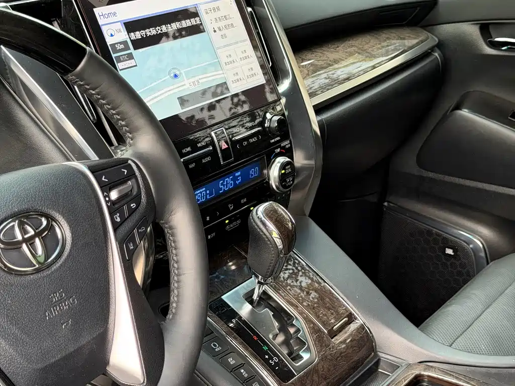 Toyota Vellfire — миниатюра 4