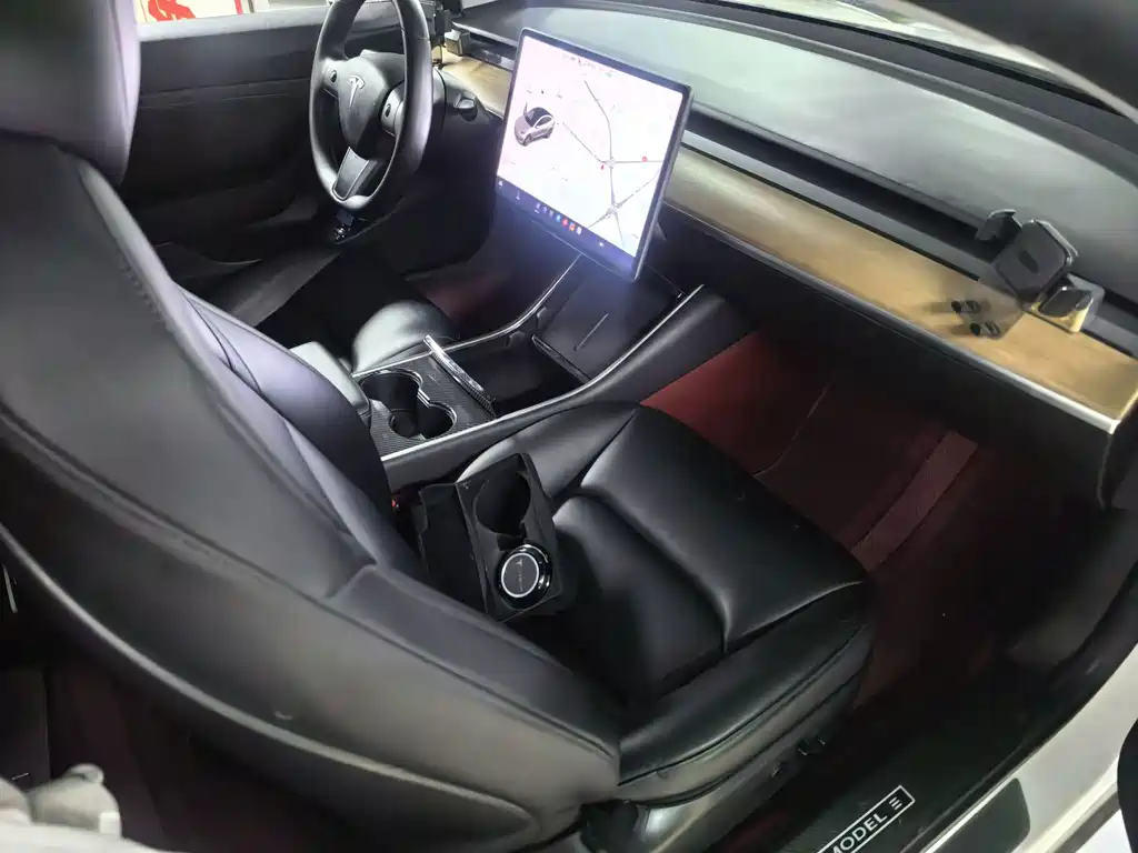 Tesla Model 3 — миниатюра 6