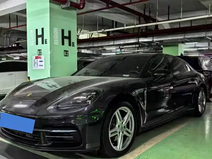 PORSCHE PANAMERA