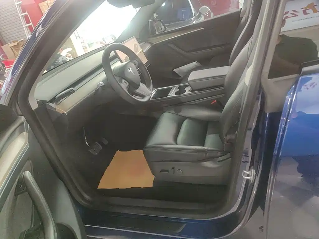 Tesla Model Y — миниатюра 15