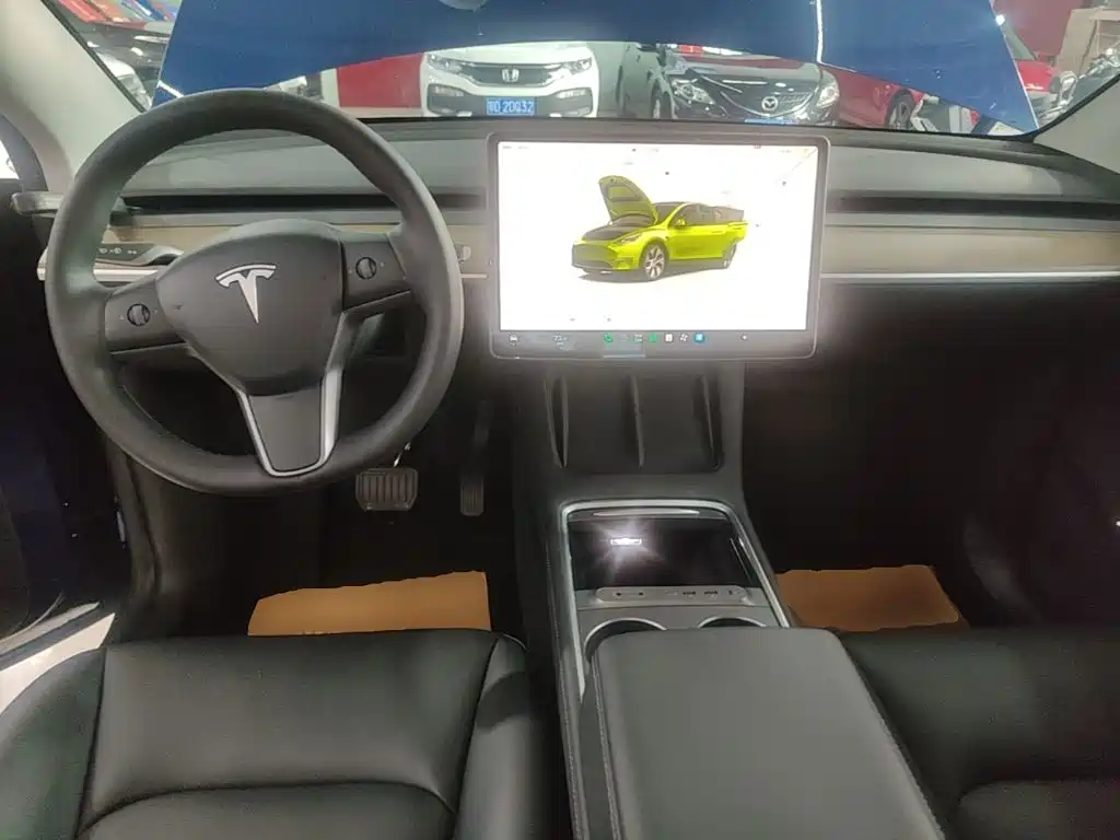 Tesla Model Y — миниатюра 10