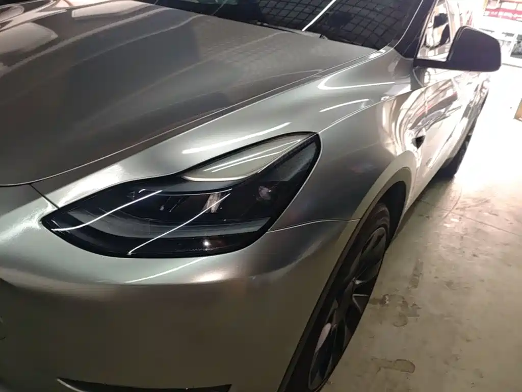 Tesla Model Y — миниатюра 24